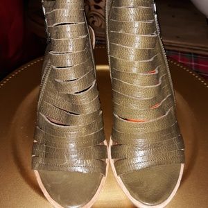 Donald Pliner strappy olive sandals SZ6